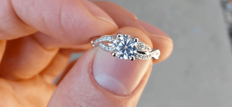 Strong Fluorescent Diamond in Sunlight Strong Fluorescent Diamond in Sunlight